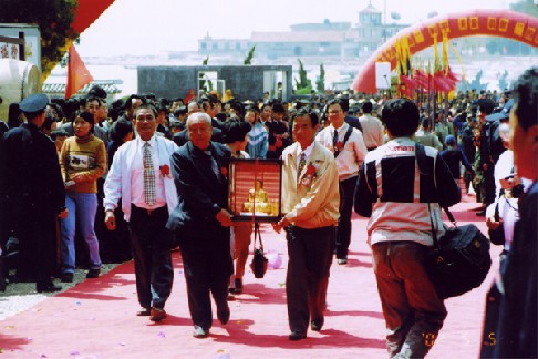 2002年5月八卦山大佛进香团访问显应宫