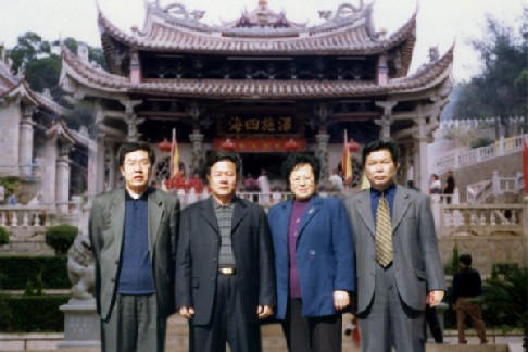 2002年3月长岛县领导袁旭率团参访湄州祖庙与林金榜董事长合影