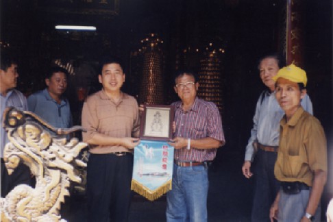 2004年10月31日代表团访问宜兰圣安宫，张延廷同志与圣安宫主任委员谢祥合影