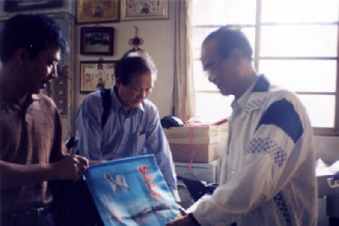 2004年11月2日代表团访问苗栗白沙屯拱天宫，张延廷同志与拱天宫主任委员黄木桂交谈