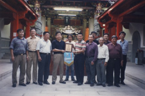 2004年11月5日代表团赴嘉仪天后宫访问，代表团与天后宫主任委员林明记、主任委员余春员源、总务委员林永村、财团法人朴子