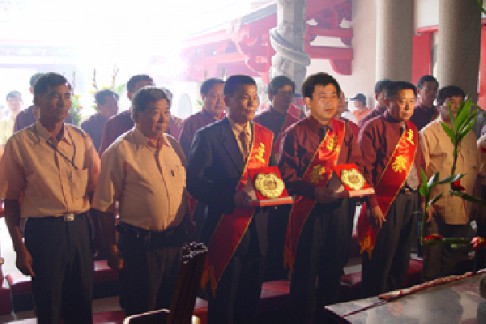 2004年11月长岛领导张延廷、冷述根出席台湾笨南港水仙宫与长岛显应宫结缘仪式