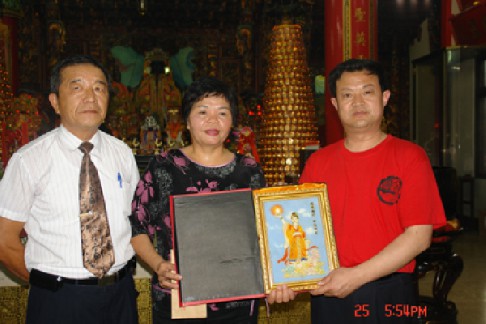 2006年4月代表团与南投慈善宫交流